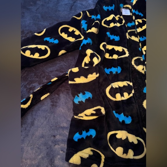 NWT Batman Robe 100% Polyester Size 6/7 (boys) - Picture 7 of 15